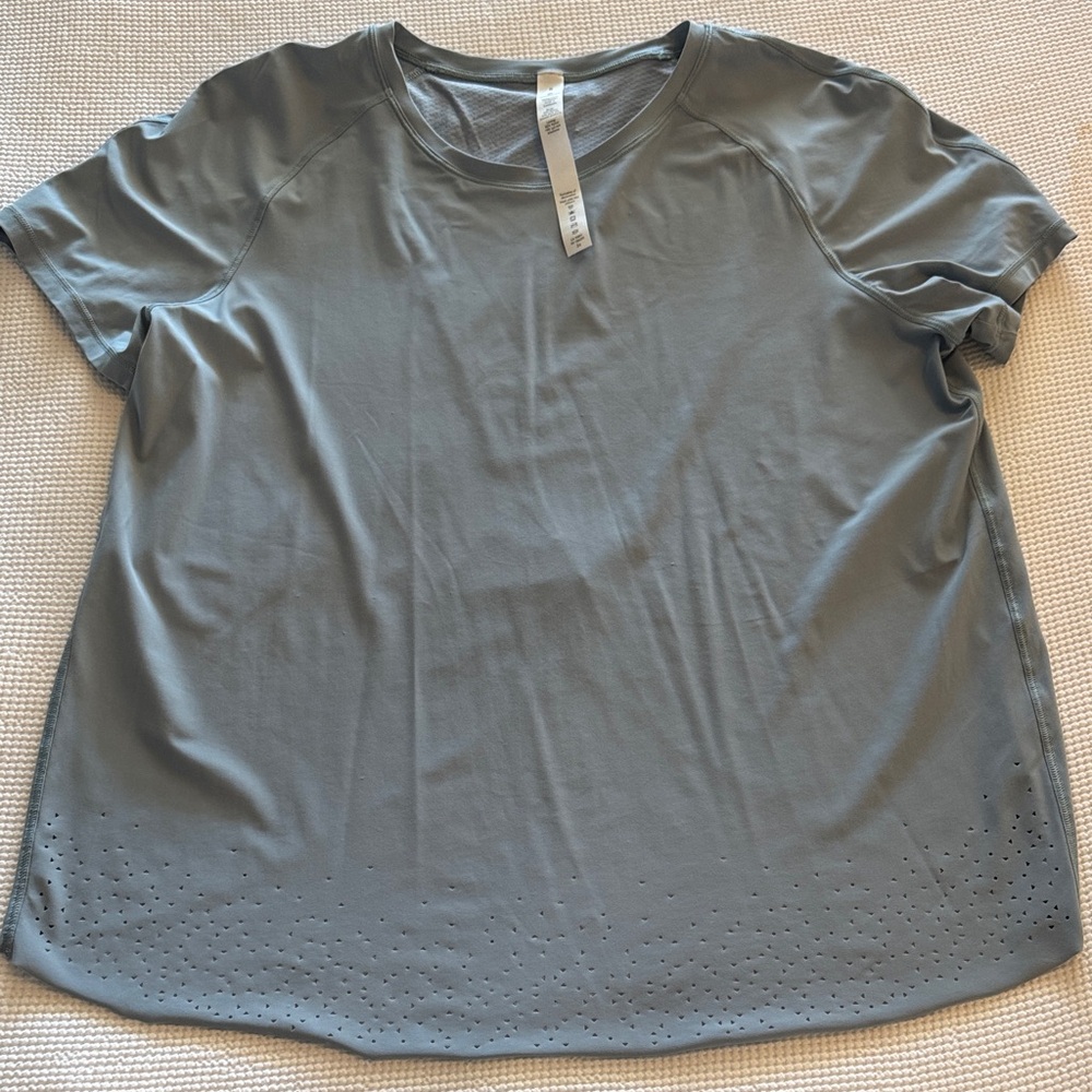 Lululemon Athletica Grayish Blue Short Sleeve Tee. Size 8.